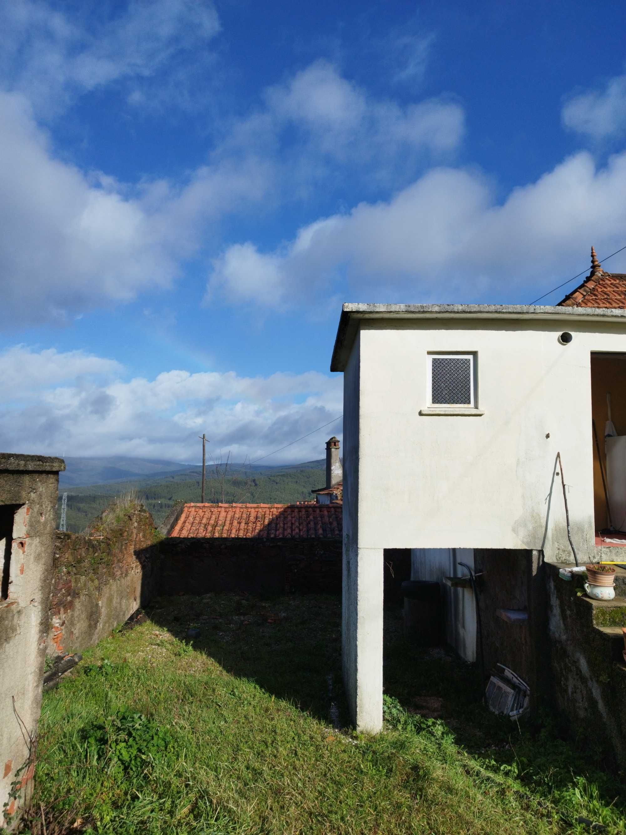 Vende-se casa antiga