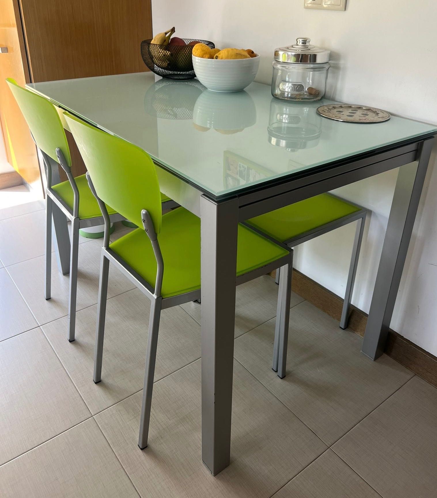 Conjunto mesa e 4 cadeiras