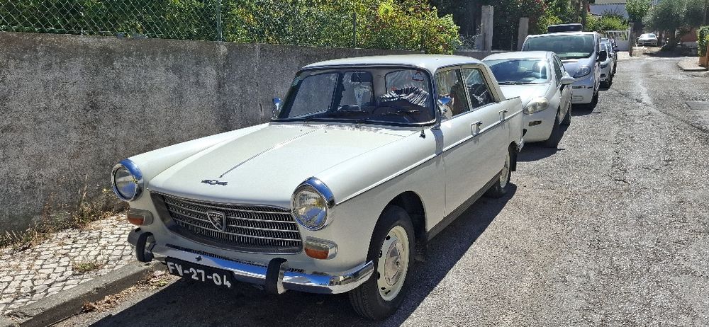 Peugeot 404 restaurado em muito bom estado