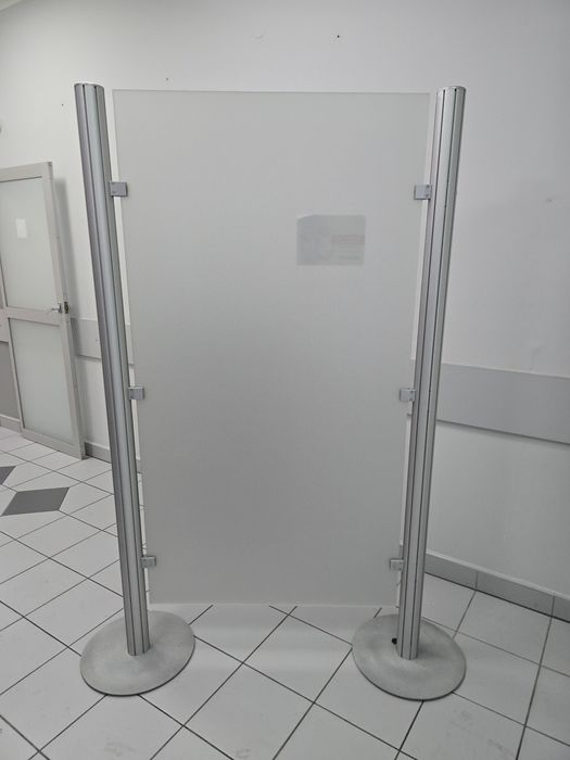 Ścianki działowe plexi ruchome pleksi słupy aluminiowe przesuwne