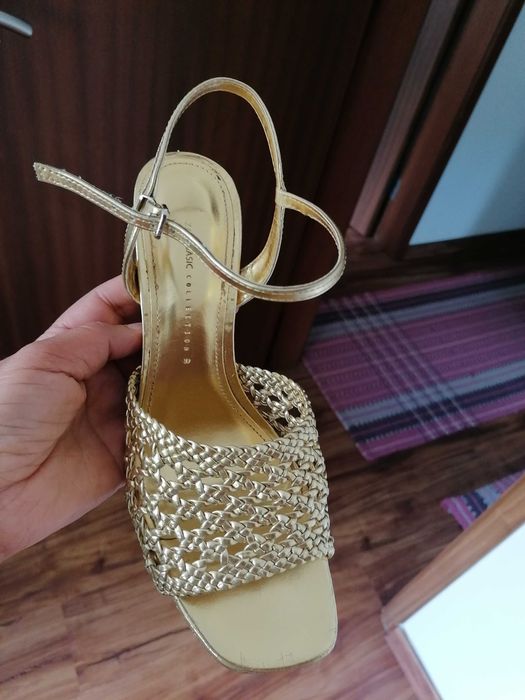 Sandálias douradas Zara