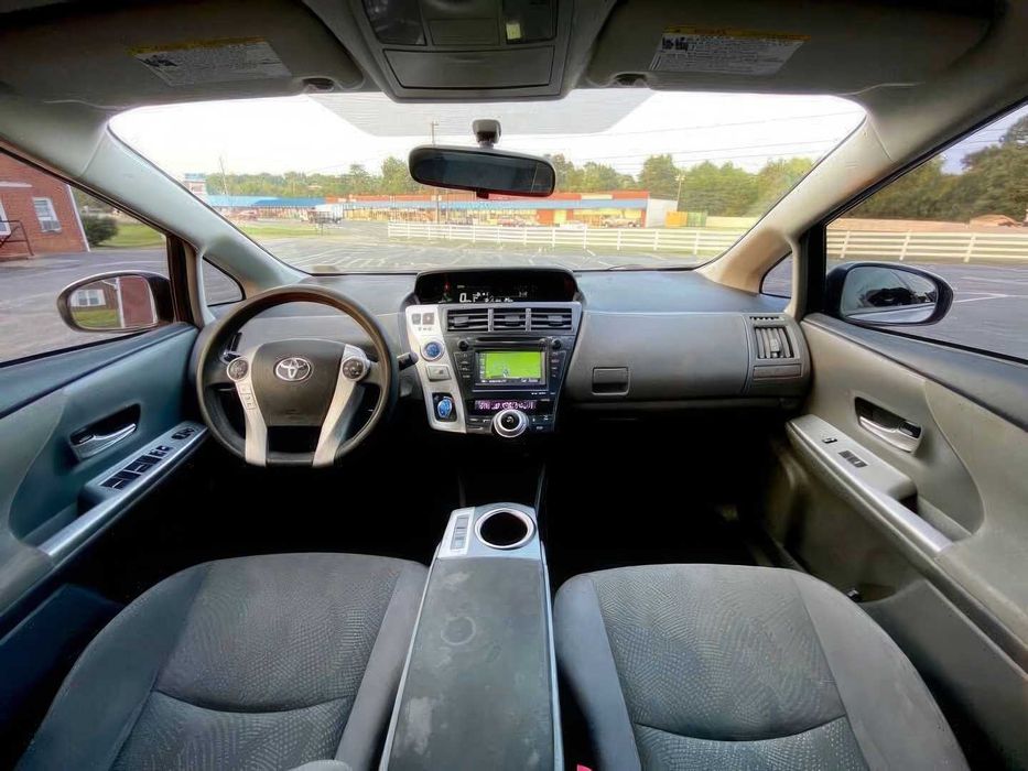 Toyota Prius v Five      2014