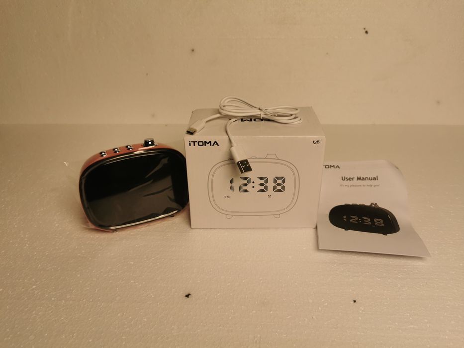 Klasyka w nowoczesnym wydaniu – czerwony retro budzik iTOMA 138