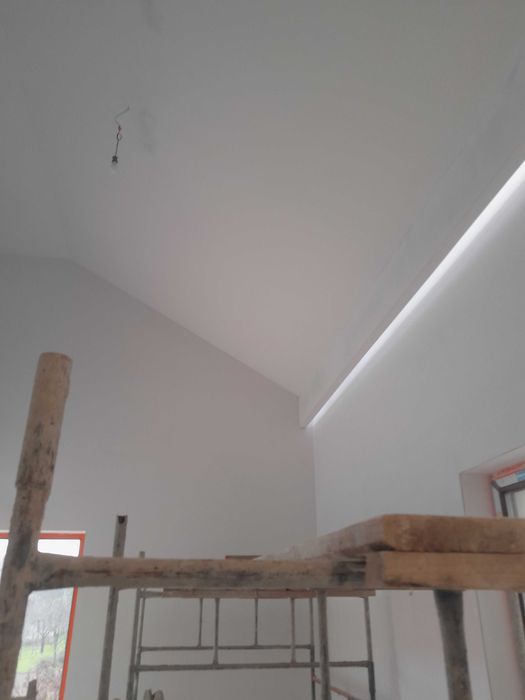 Tynki cementowo wapienne,gładzieSufity podwieszane,adaptacja poddaszy.