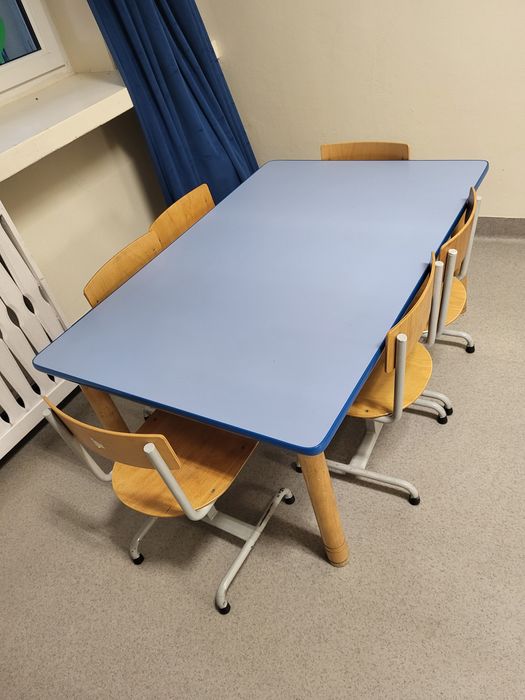 Stolik z krzesłami dla dzieci.