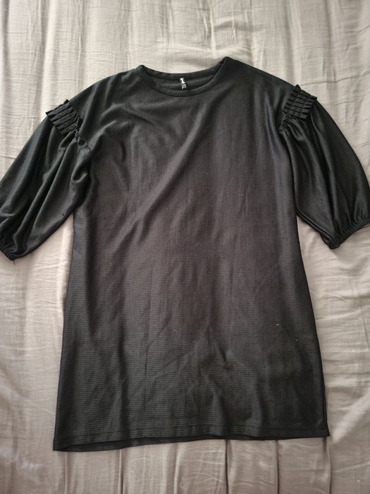 Vestido simples com detalhe nas mangas