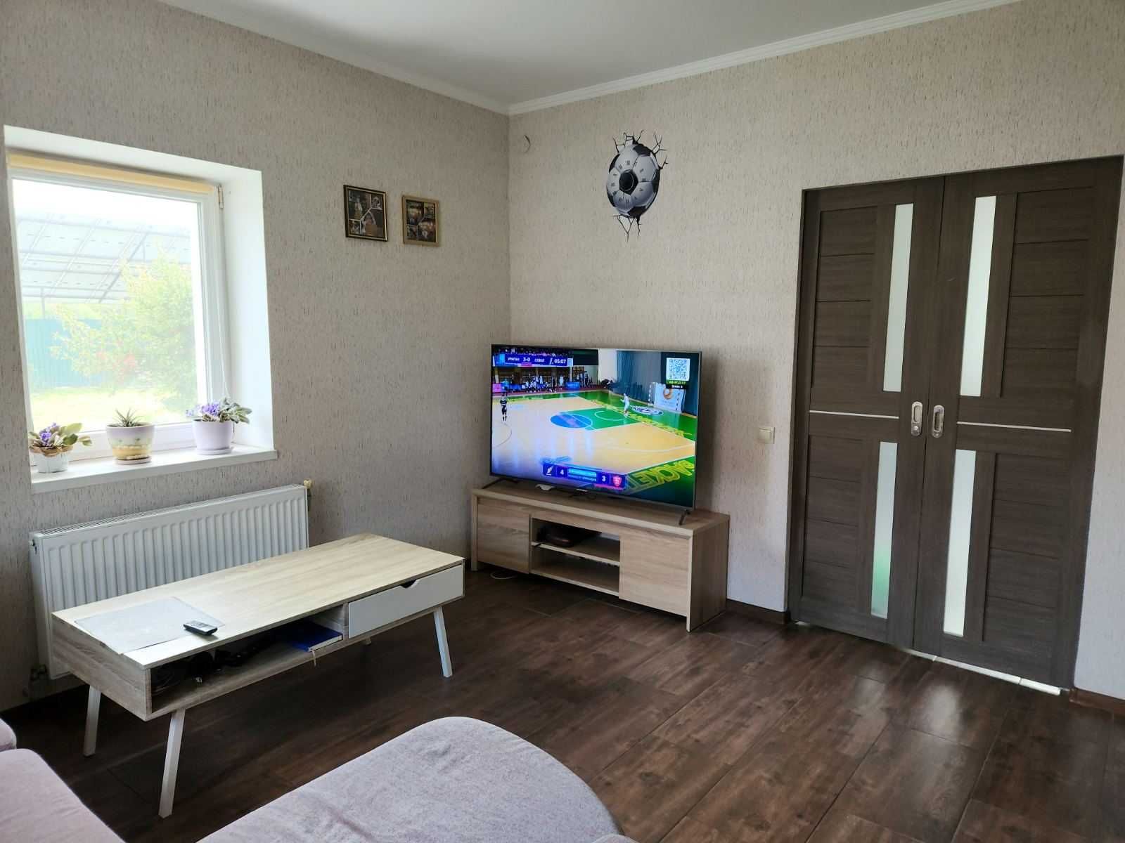 Двоповерховий будинок із сонячною станцією у с. Верхня Сироватка