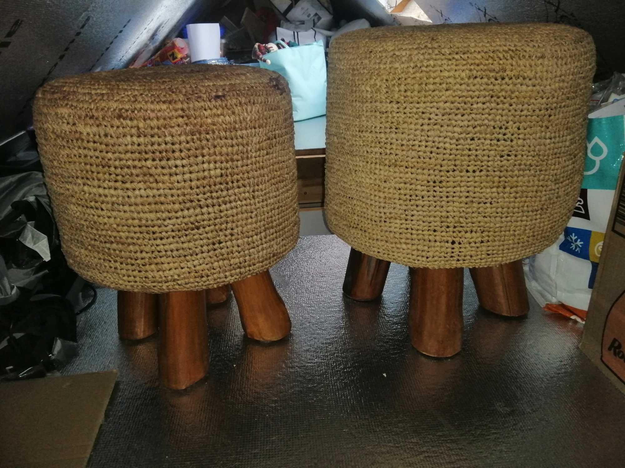 Dwa pufy, nogi drewniane