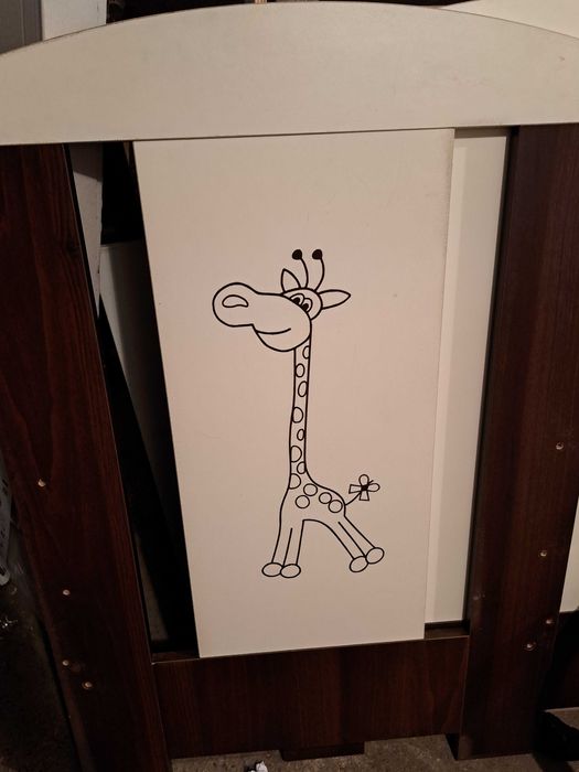 Łóżeczko dziecięce z materacem.