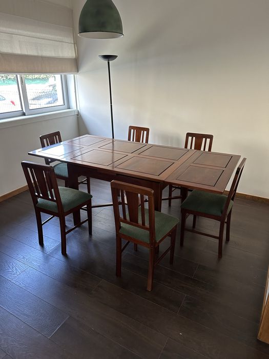 Mesa em madeira com 6 cadeiras