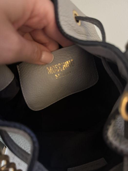 Moschino skórzana torebka worek bucket na regulowanym i odpinamy pasku