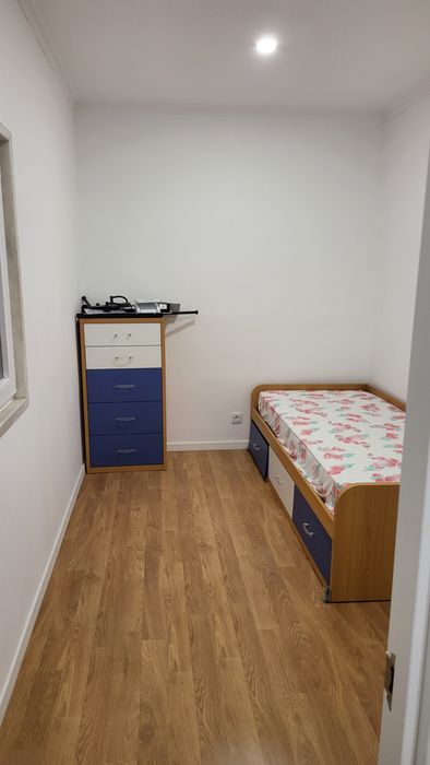Aluga-se quarto compratilhado