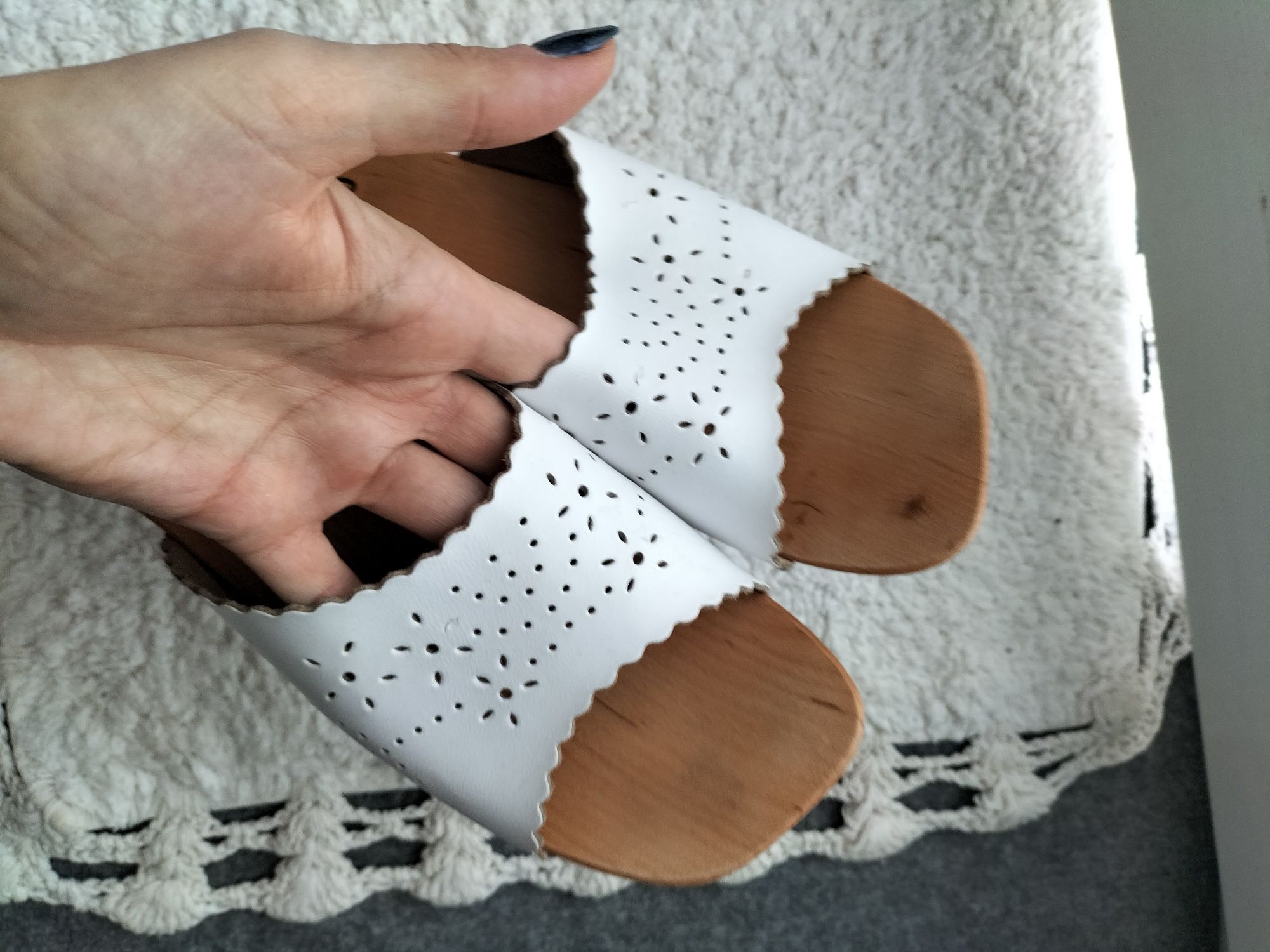 Skórzane klapki mule vintage retro Pinterest Vogue Paris