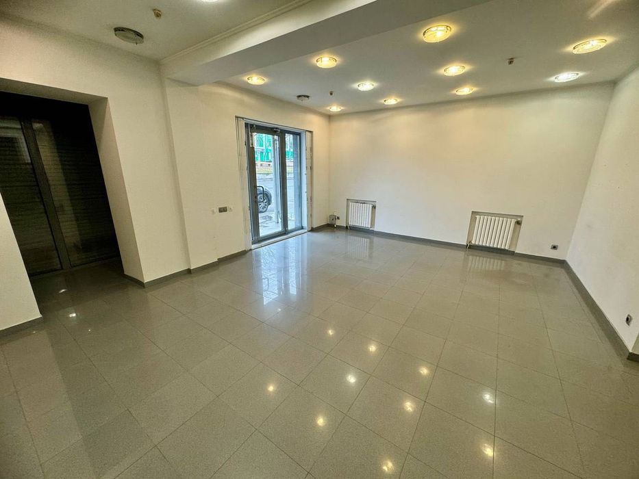 Сдам магазин на красной линии пр.Поля отдельный вход