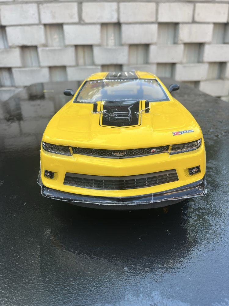 Іграшкова гоночна машина Chevrolet Camaro на пульті радіокерувння