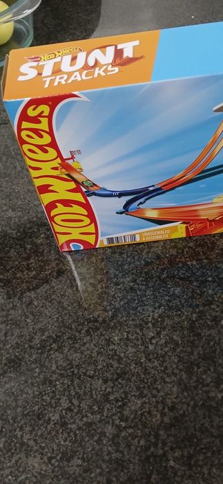 Pista Hot Wheels com dois carrinhos