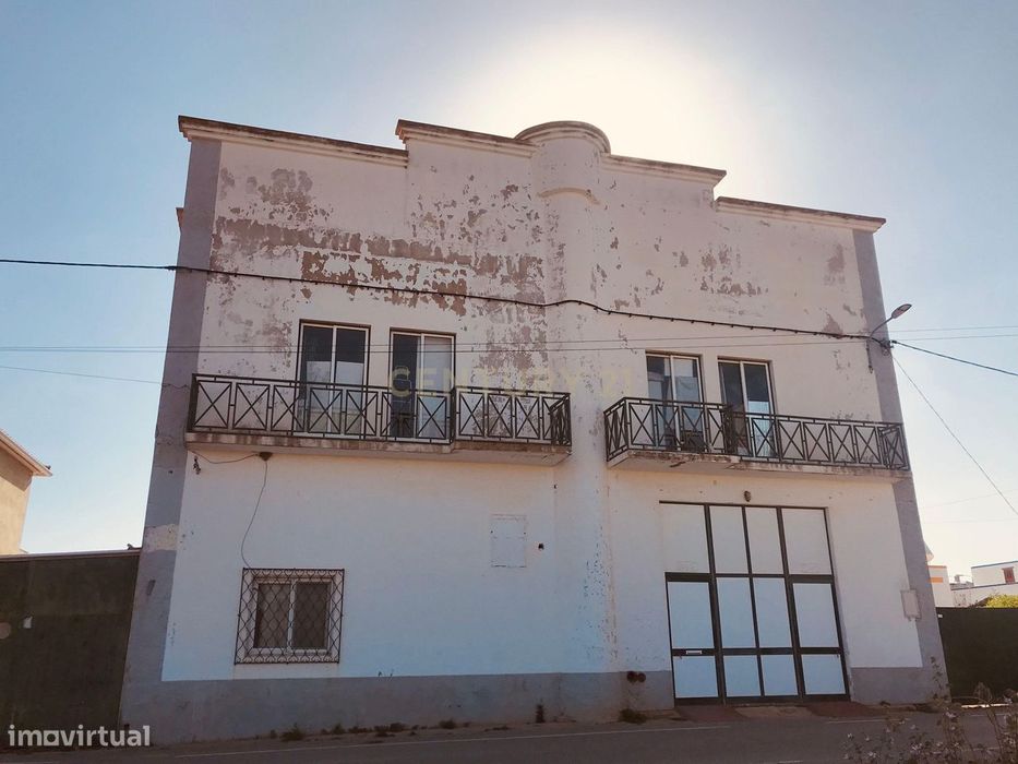 Vende-Se – Armazém Próximo Da Praia Com Excelente Potencial De Investi