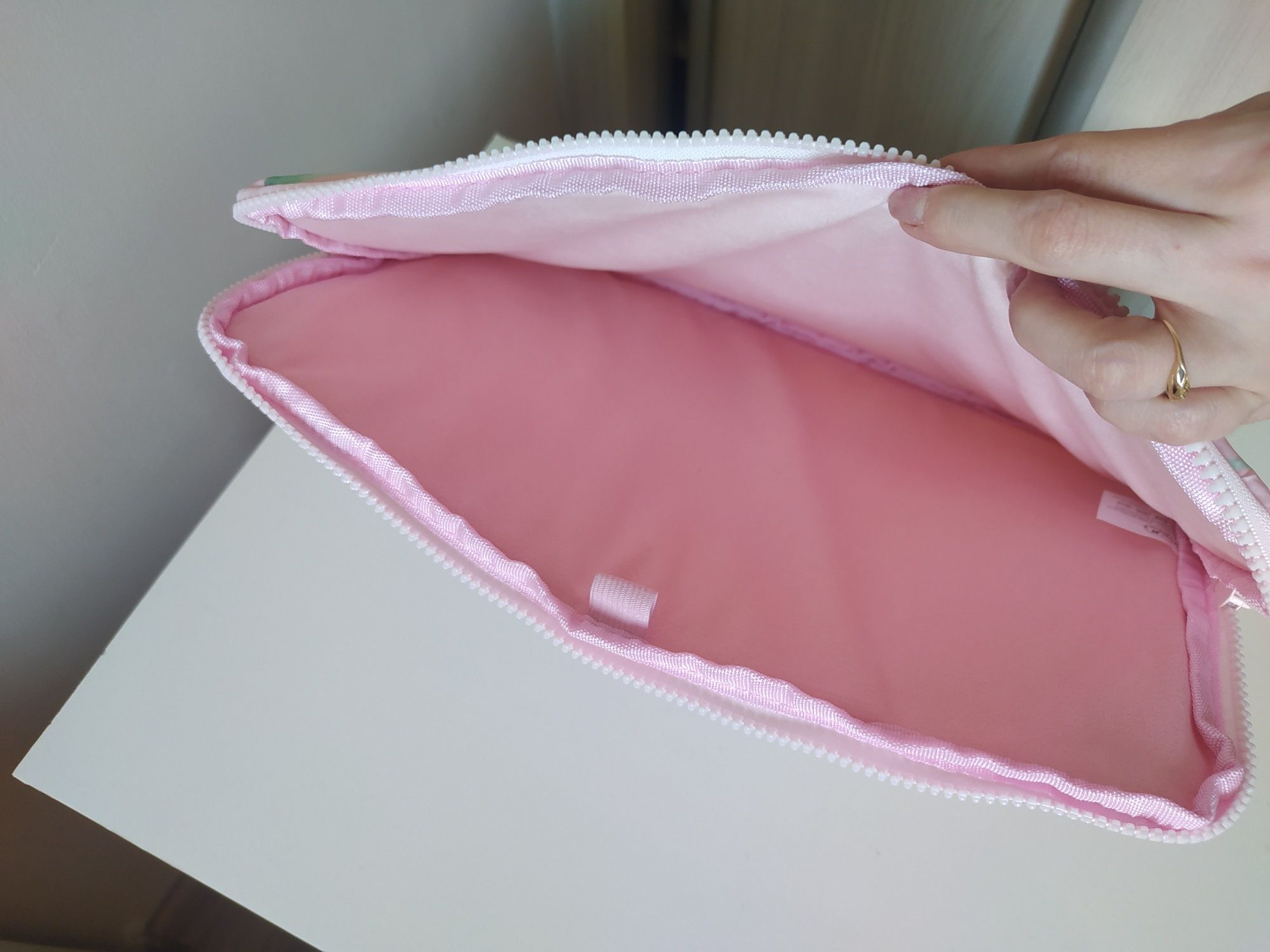 Etui na laptopa w pastelowych kolorach, kwiecisty print, bez, lilak