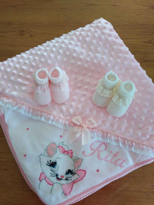 Pecas bordadas a mão em ponto de cruz