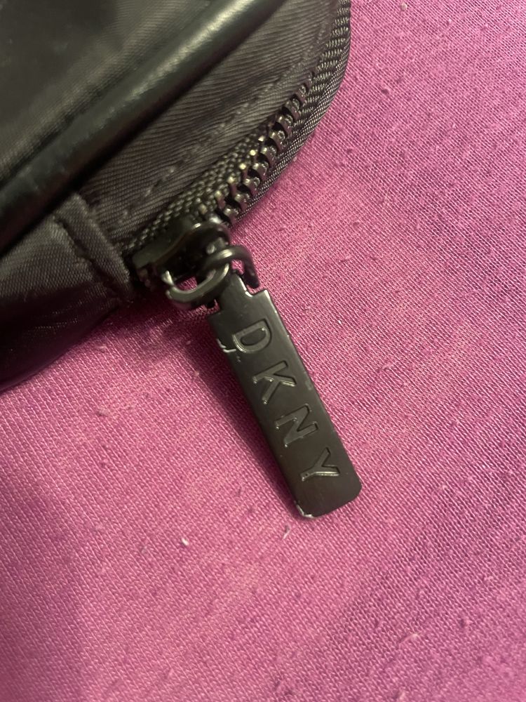 Czarna saszetka DKNY