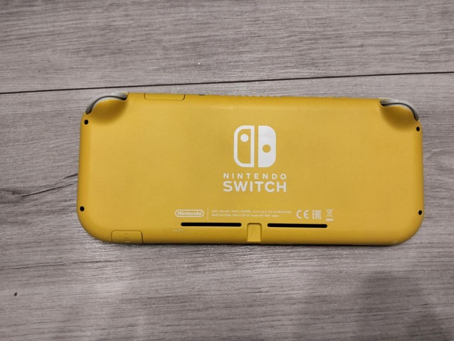Nintendo Swith Lite
W zestawie:
- etui 
-3 gry: Minecraft, Super Mari