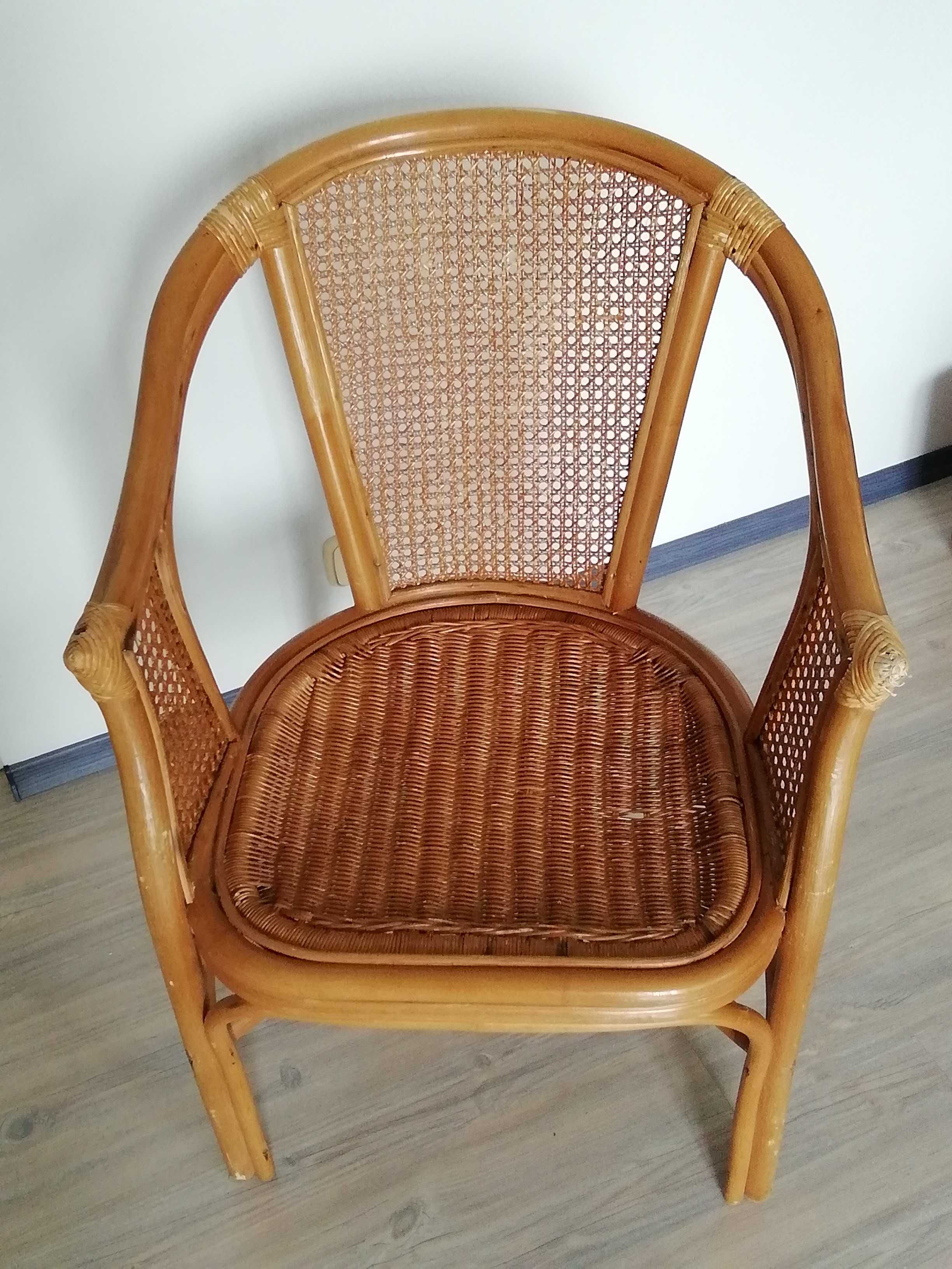 Krzesło rattanowe z podłokietnikami