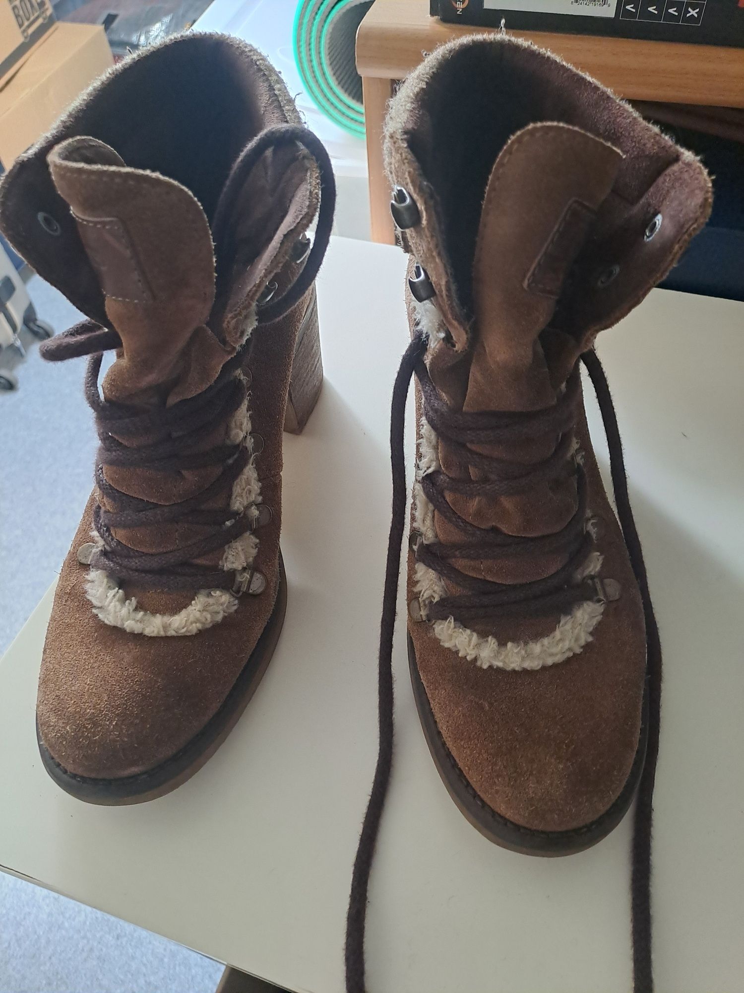 Botins em pele de camurça
