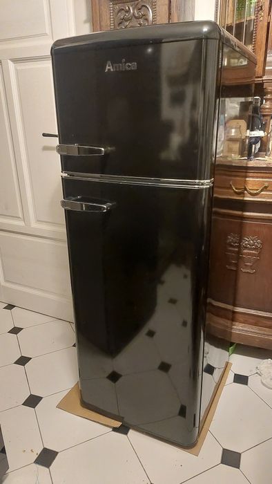 Lodówka Amica czarna retro