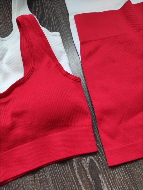 Жіночий безшовний спортивний комплект в рубчик шорти і топ