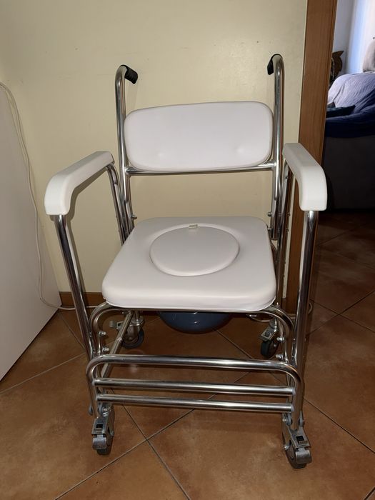 Cadeira de banho sanitária