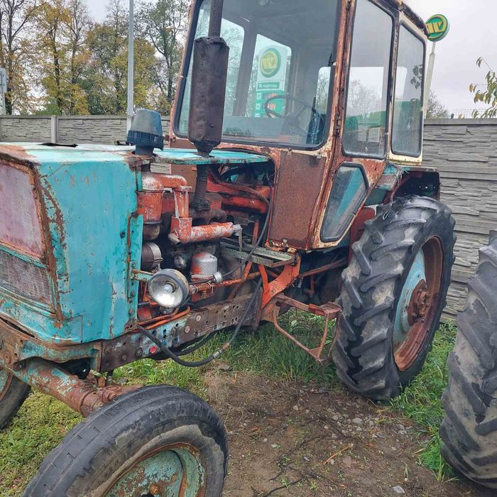 Трактор ЮМЗ 6 в робочему стані