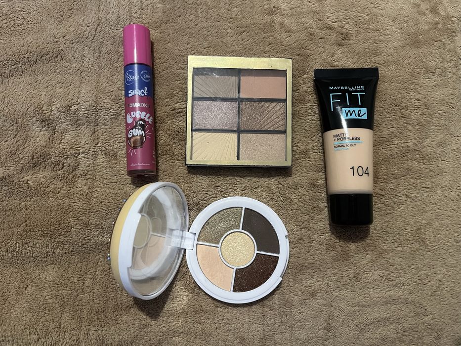 Zestaw kosmetyków fluid cienie do powiek pomadka