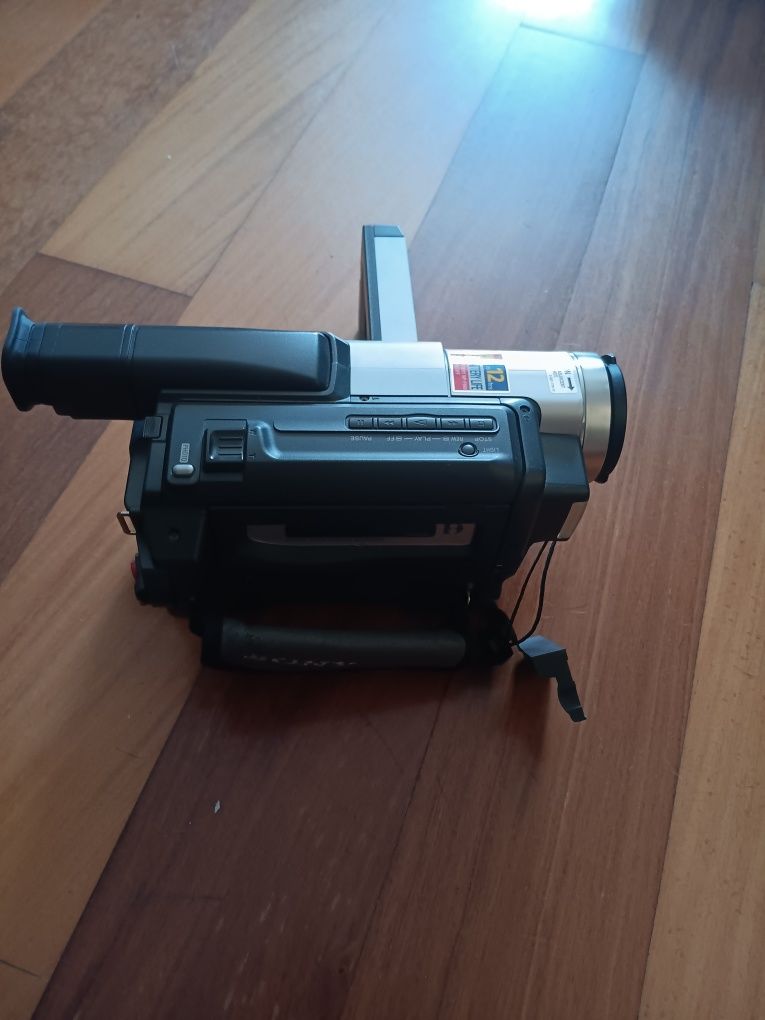 É  uma câmara  de vídeo  antiaga da marca verdadeira. SONY handycam