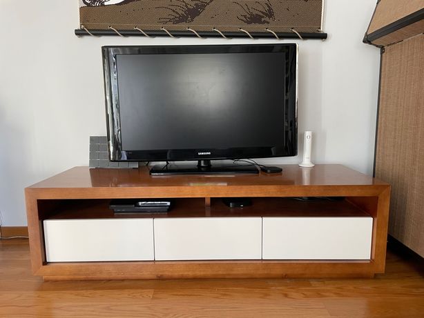 Urgente - Móvel de tv - madeira e lacado branco