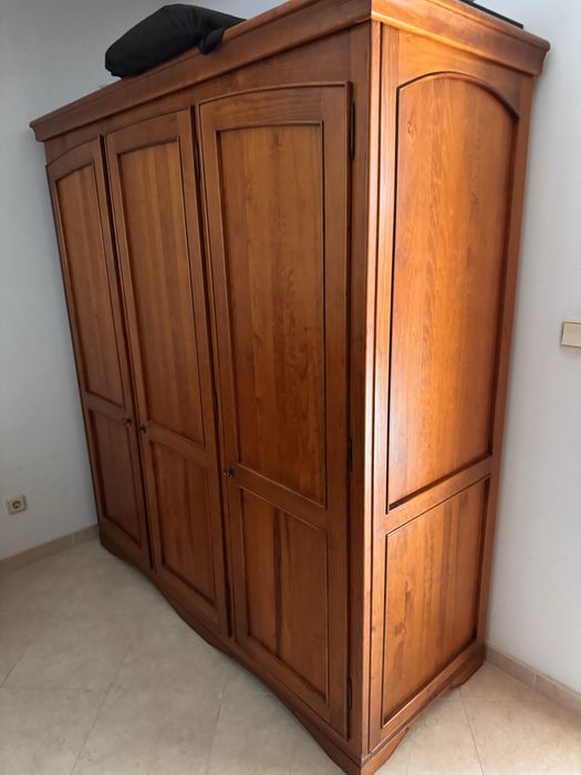 Conjunto quarto, 1 cama 2 colçhoes, roupeiro, 1 comoda (tudo madeira)