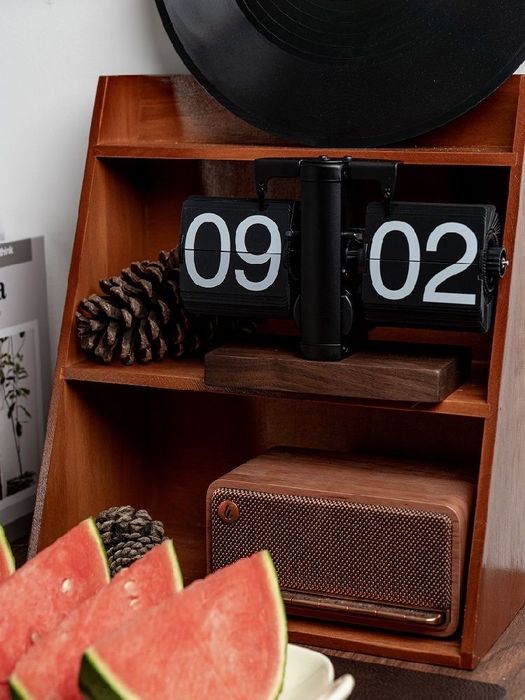 Механічний настільний годинник з перекидним механізмом подарунок