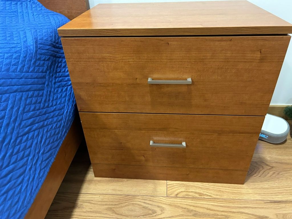 Cama solteiro com estrado, colchão e mesa de cabeceira
