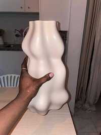 Jarra/vaso grande em cerâmica vidrada com forma assimétrica.