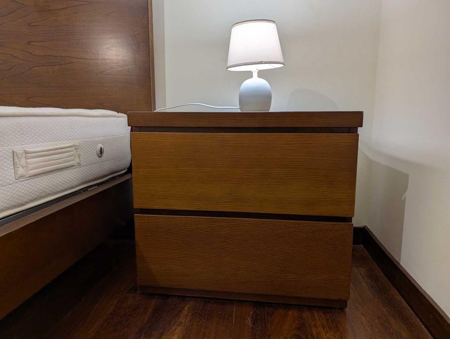 Conjunto de Quarto–Cama King + Estrado e Colchão + 2Mesas de Cabeceira