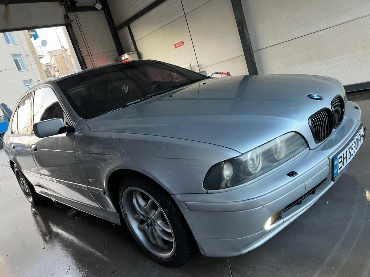 Продам BMW е 39 в шикарном состоянии вложение не требуется сел поехал