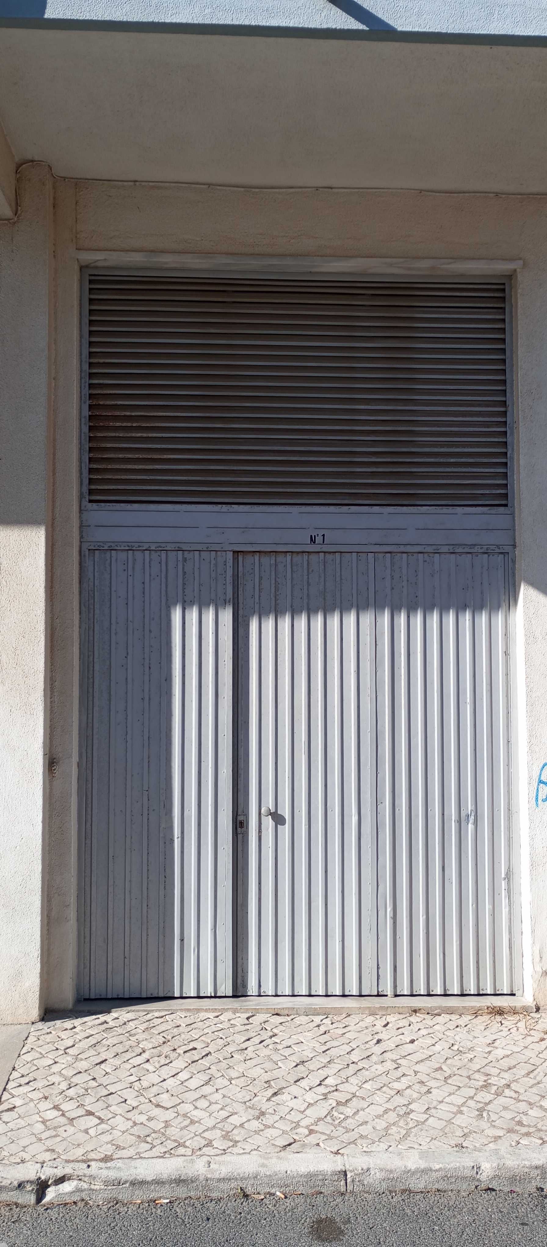 ARRENDA-SE Garagem/Armazém