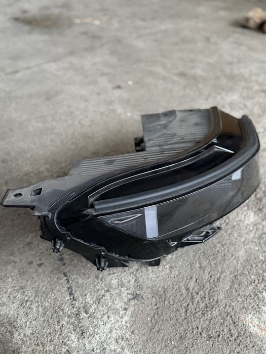 Права фара Ionik 5 2023 рік