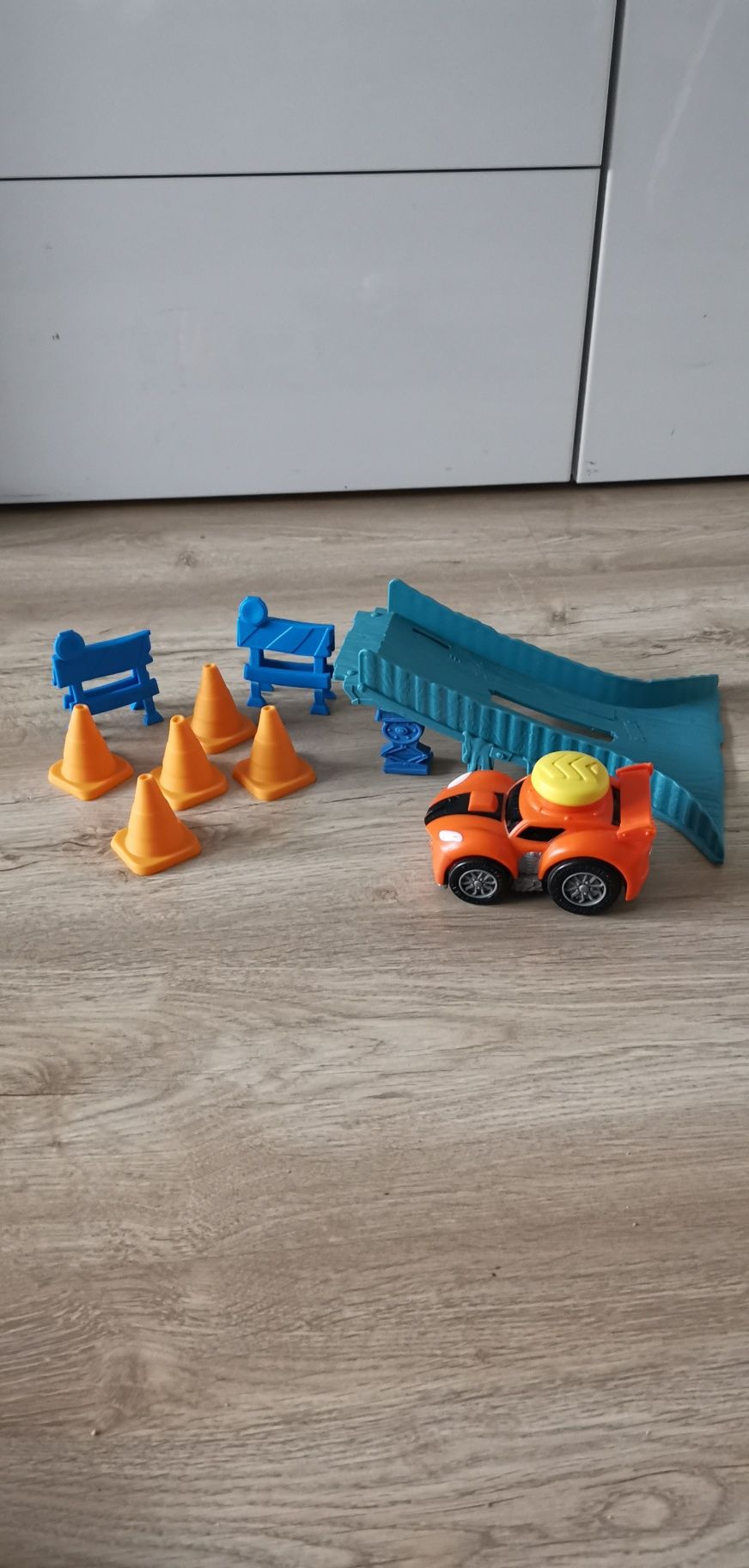 Autko z rampą Little Tikes