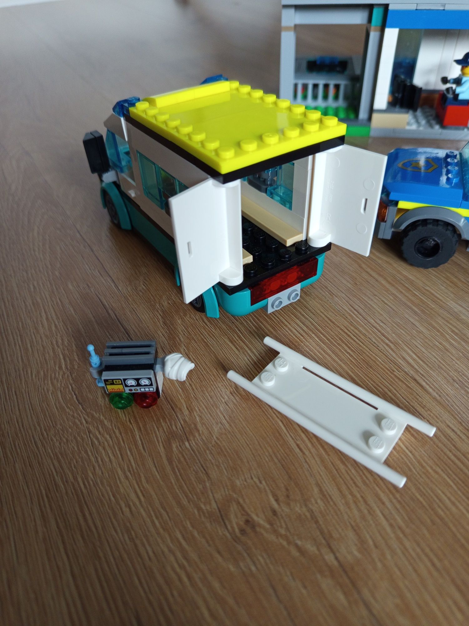 LEGO CITY Parking dla pojazdów uprzywilejowanych 60371