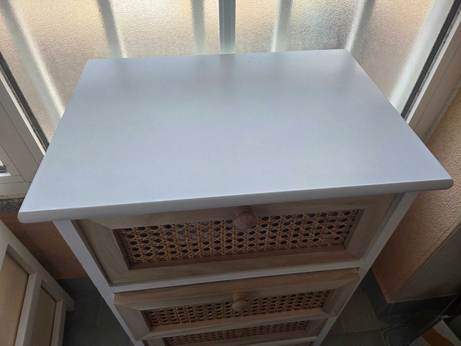 Cómoda/mesa de cabeceira madeira