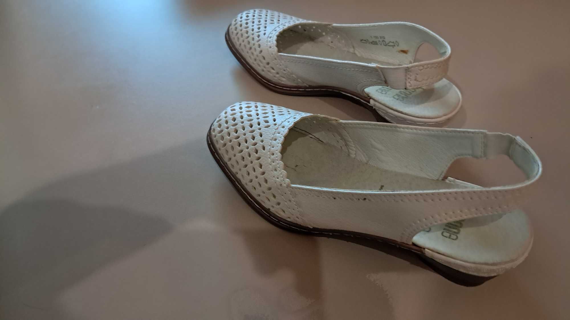 Buty, sandały- kryte palce, pięta odkryta