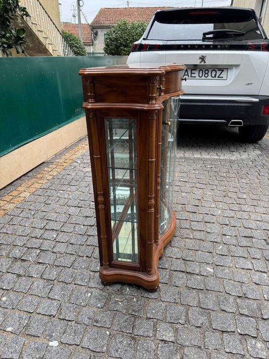 Vitrina em madeira com vidro