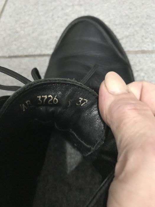 Продаю шкіряні чорні ботінки на шнурках на невеликому каблучку на 37 р