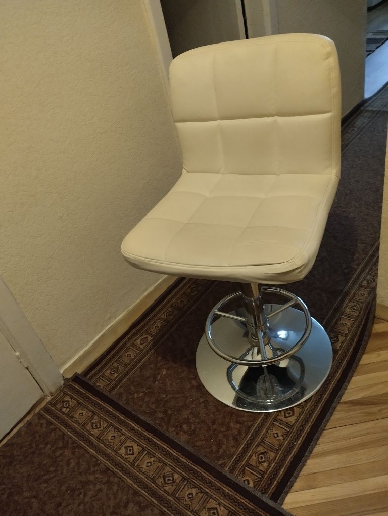 Крісло майстра та апарати салону краси