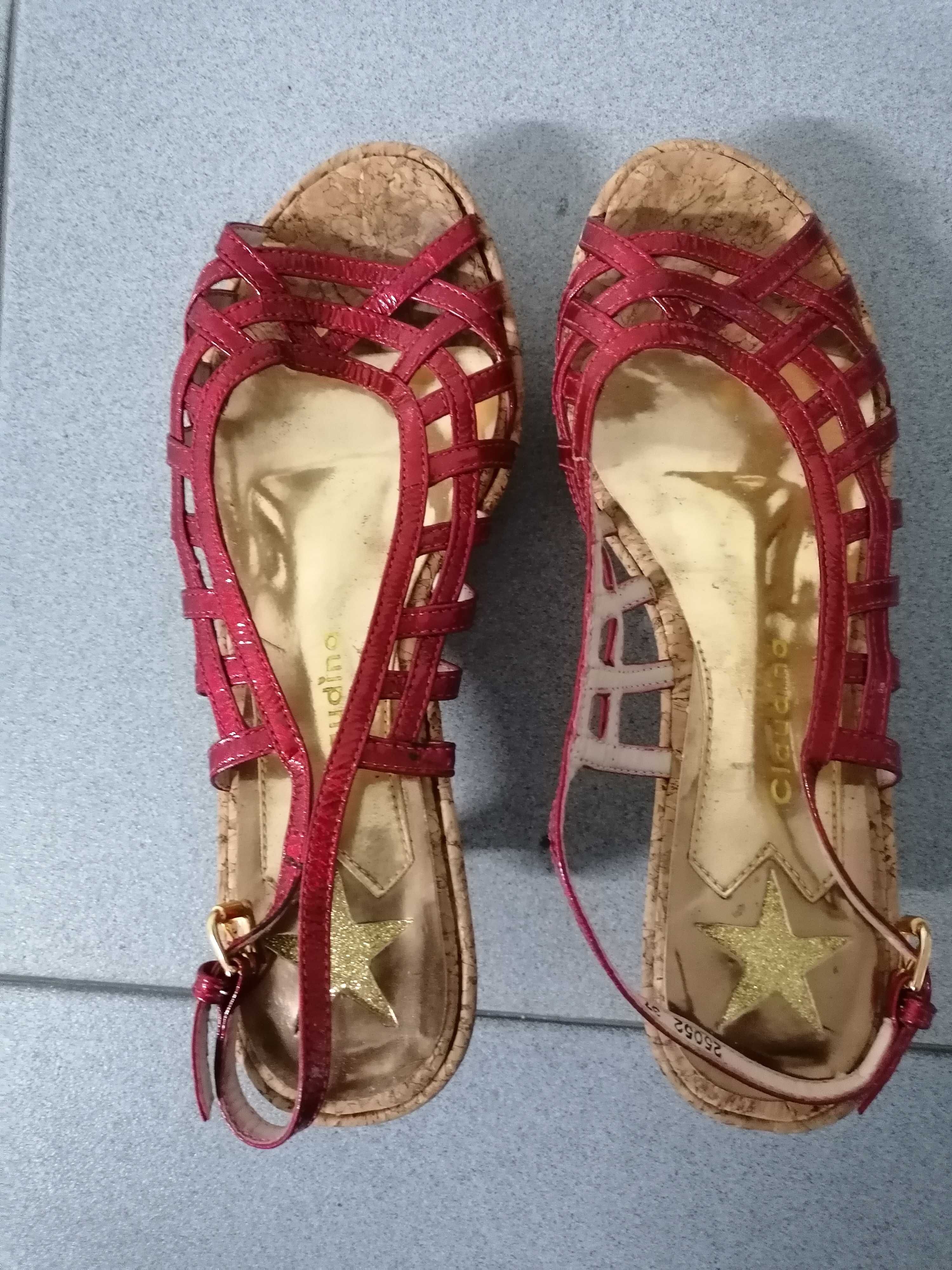 Sapatos/ Sandálias vermelhas